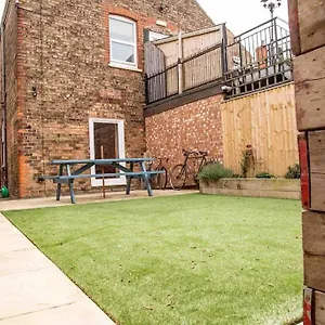 Chequer - Seafront 1 Bed Ground Floor Garden Flat Cleethorpes